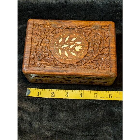 Hand carved trinket box with MOP inlay. 6x4 in excellent condition - Picture 5 of 8